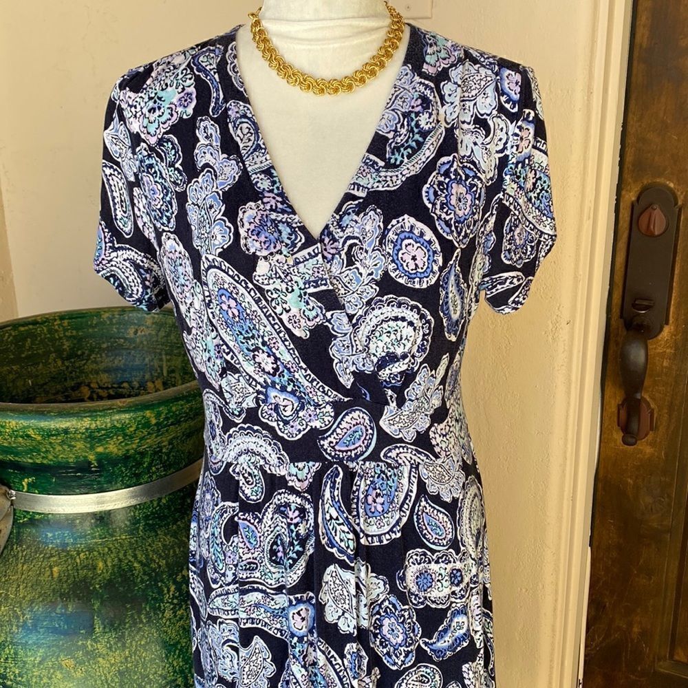 navy paisley short sleeve crossovers neck dress by Croft & Barrow size Med